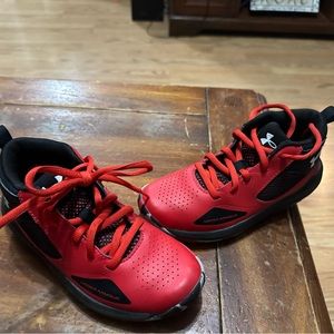 Boys sz 1y Under Armour tennis shoes